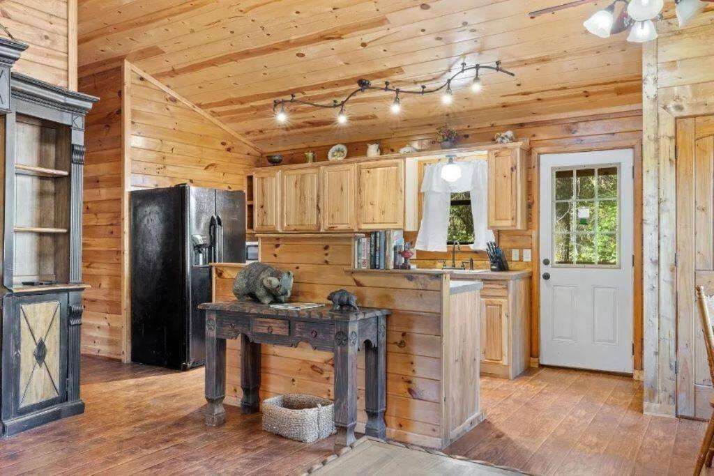 Misty Moonlight, Sleeps 4, Mountain Cabin Apartment Broken Bow Exterior photo